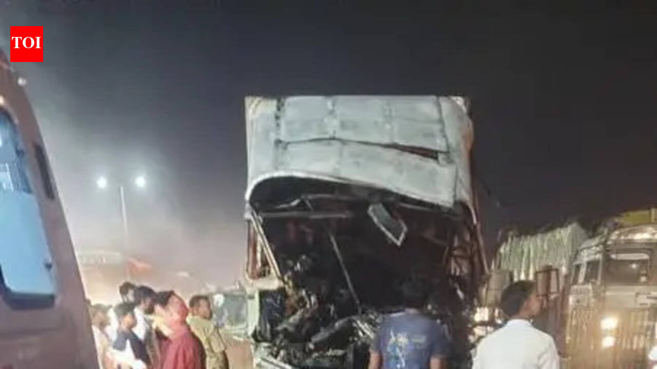Driver burnt to death in fiery crash on NH 53 | Nagpur News - The Times ...