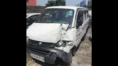 Driver dies as Eeco van rams into his cab in Noida