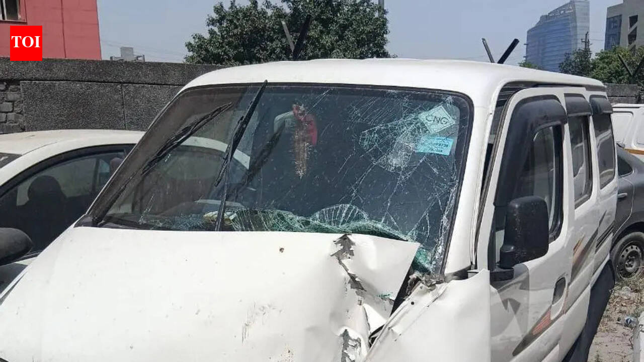 Driver dies as Eeco van rams into his cab in Noida