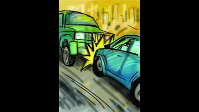 Three injured after a car rams vehicles in Navi Peth