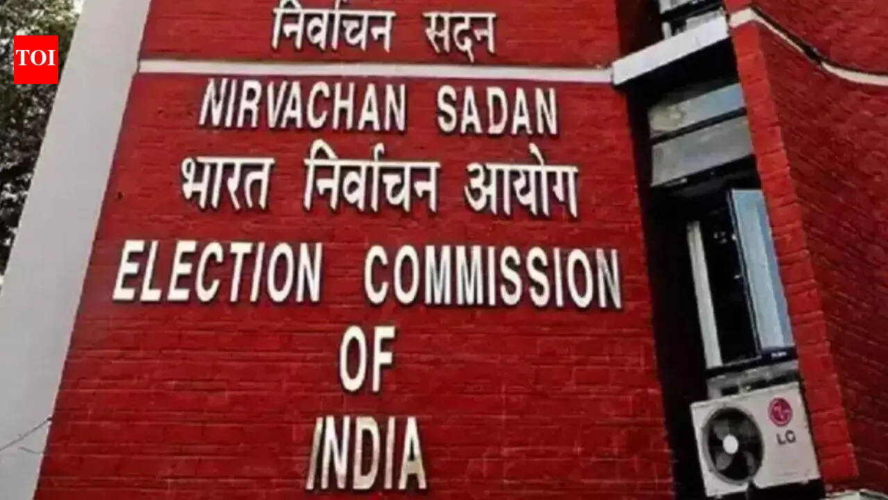 Election Commission transfers 4 cops in 3 Kolkata police stations