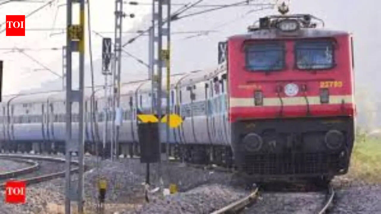 Technical snag stalls Charminar Express in Telangana