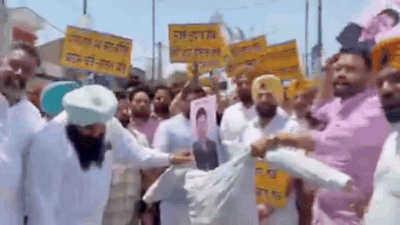 'Gaddar Raghav Chadha': AAP workers detained by Mumbai police during protest outside MP's house - video