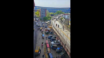 No roof & travelator, commuters avoid footbridge linking rapid rail, Red Line amid rising heat