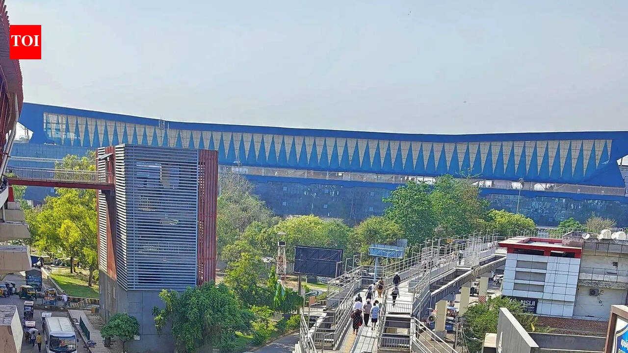 No roof &amp; travelator, commuters avoid footbridge linking rapid rail, Red Line amid rising heat