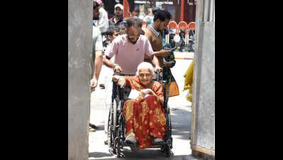 Afternoon rush pushes Vadodara polling past 52%