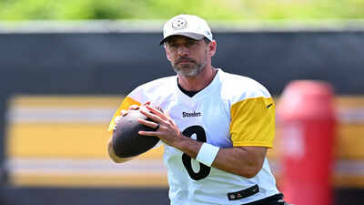 Aaron Rodgers’ future grows more intriguing as Mike Tomlin fuels fresh debate by backing veteran QB