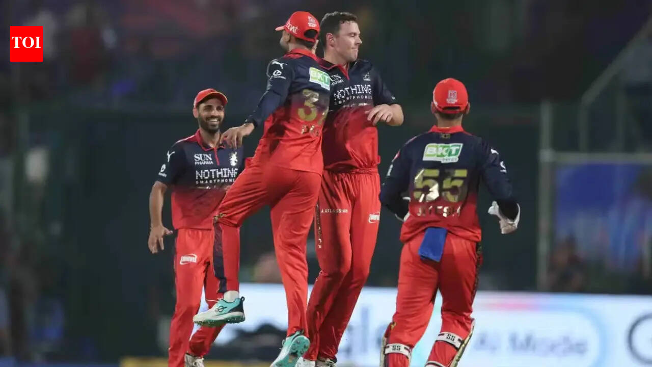 DC vs RCB Live: DC six down; Hazlewood, Bhuvneshwar destroy Delhi