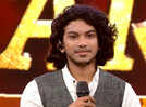 Vidhuraj grabs a playback opportunity from Hesham Abdul Wahab after his golden star in Star Singer