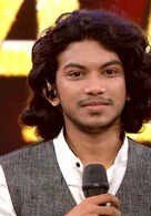 Vidhuraj grabs a playback opportunity from Hesham Abdul Wahab after his golden star in Star Singer