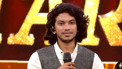Vidhuraj grabs a playback opportunity from Hesham Abdul Wahab after his golden star in Star Singer