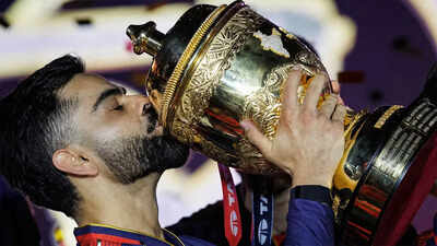 virat-kohli-trophy-2704-bcc.jpg