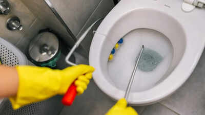 How to unclog a toilet fast without a plunger