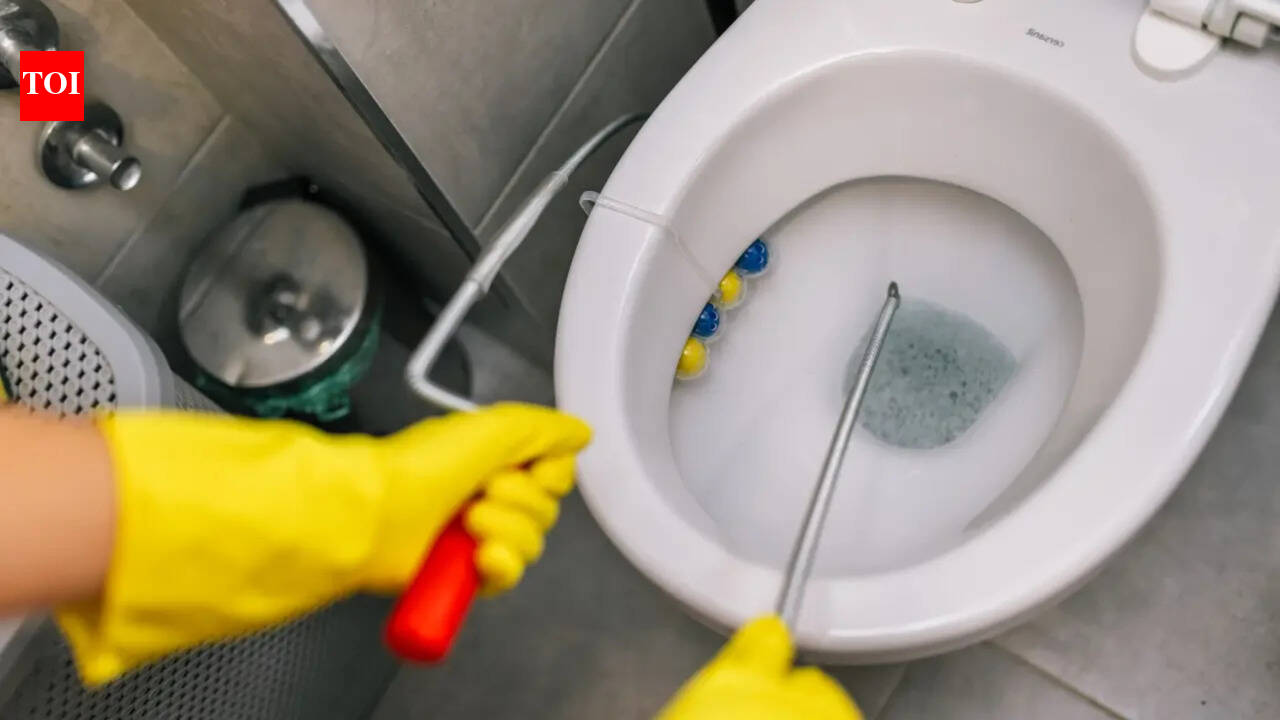 How to unclog a toilet fast without a plunger
