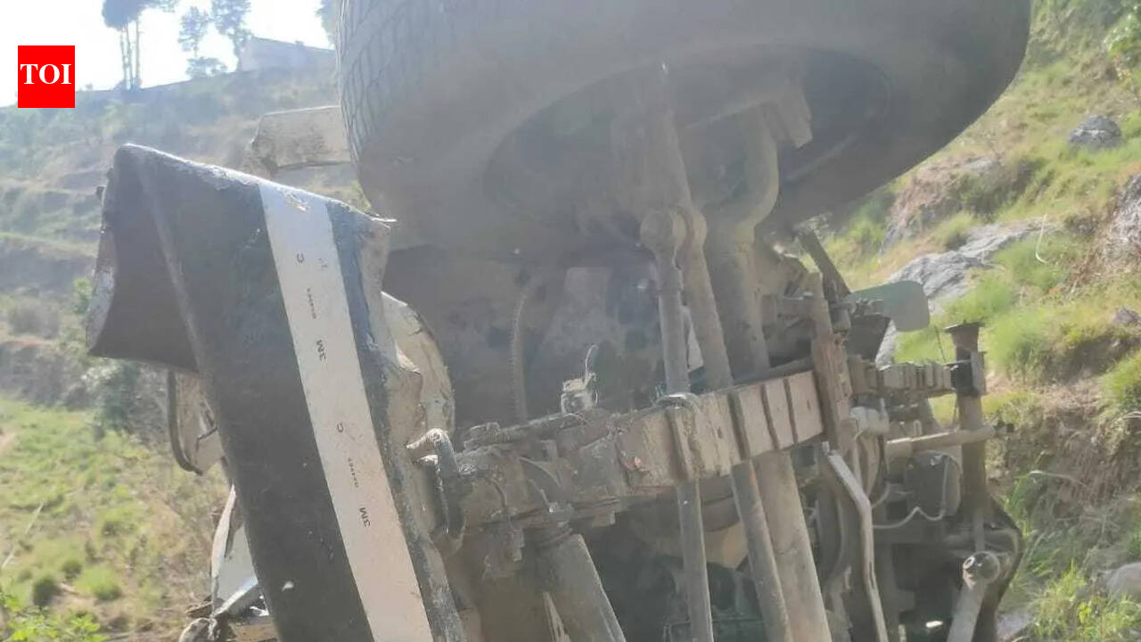 2 dead, 4 injured as vehicle falls into gorge in Dhari block