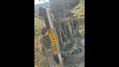 2 dead, 4 injured as vehicle falls into gorge in Dhari block