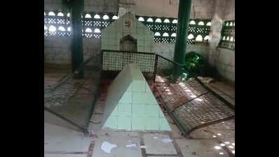 Mazar vandalised, sacred cloth burnt in Shahjahanpur; case filed