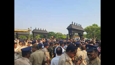 Swamiji supporters, trustees clash at Harihar Peetha