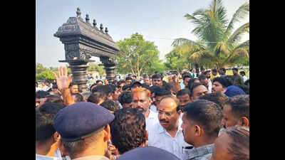 Swamiji supporters, trustees clash at Harihar Peetha