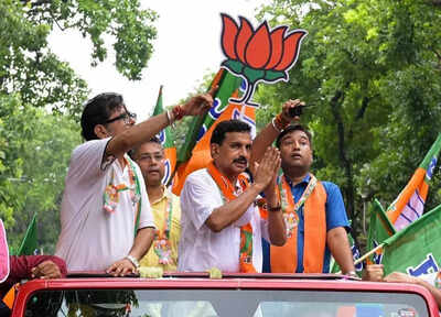From 25kg fish to plastic EVM, candidates bring out all props and pull out all stops on last day of campaign
