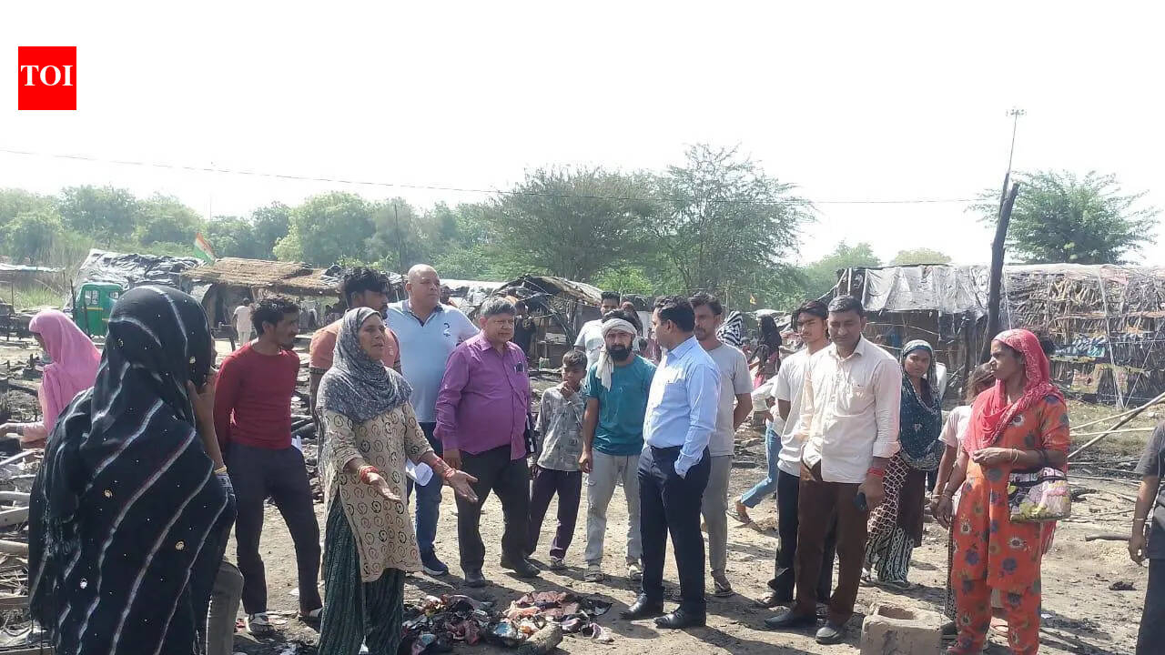 Fire breaks out in slum, 8 shanties gutted