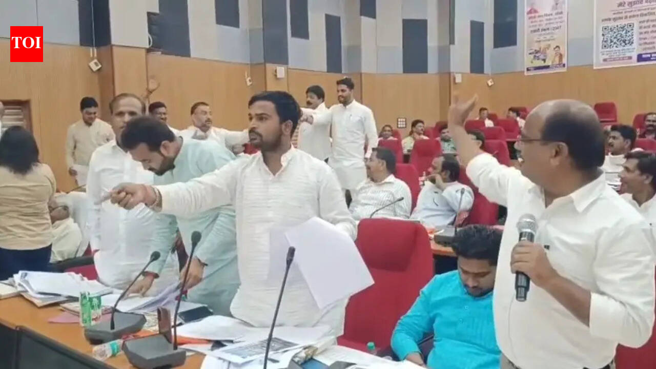 Improve your memory: Jhansi corporator offers almonds to Jal Nigam official over water crisis