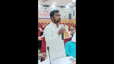 Improve your memory: Jhansi corporator offers almonds to Jal Nigam official over water crisis