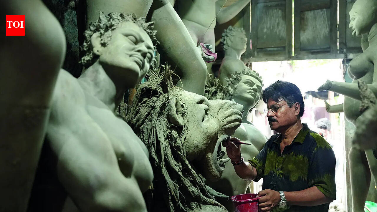 US-Iran war hits Kumartuli: Artisans call for early orders to beat shipping delays