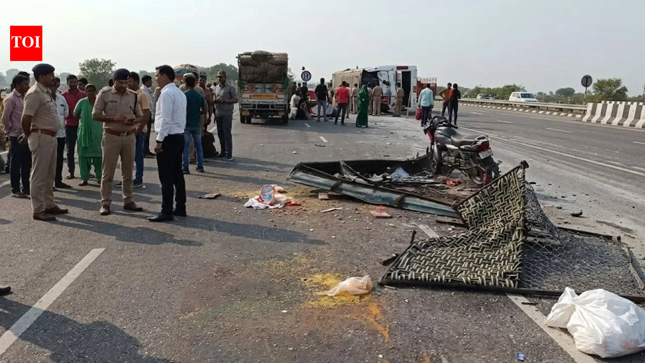 Over 60 injured as overloaded bus overturns on Purvanchal Expressway in UP