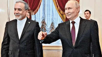 Putin meets Araghchi, praises Iranians for resistance to US