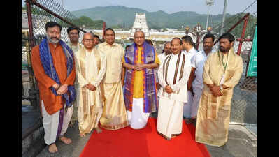 Vice President of India worships at Tirumala temple
