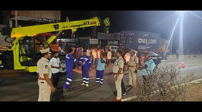 4 killed as car rams pedestrians, truck on NH-16 in in Vizianagaram district