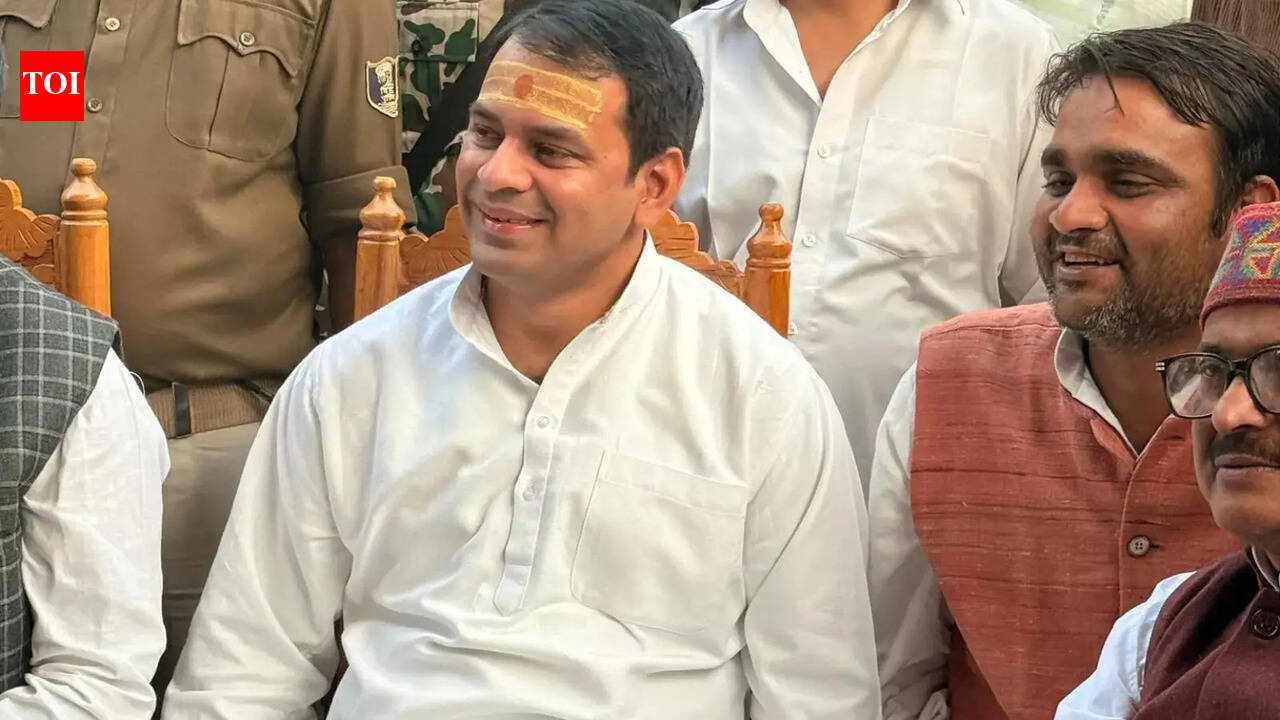 Tej turns to Bageshwar Dham seer amid political setbacks