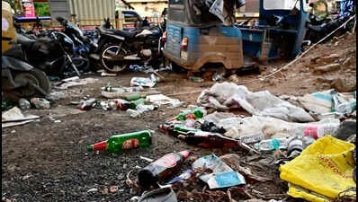 Debris, tipplers turn Rajiv Gandhi statue enclosure into an eyesore