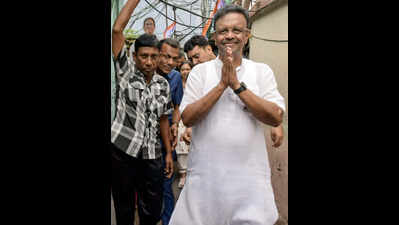 Bengal polls: CAPF visits Kolkata mayor and TMC candidate Firhad Hakim's house at midnight