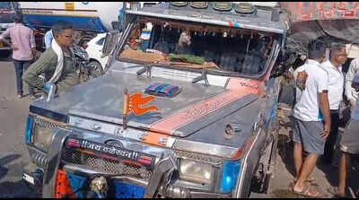 Newlywed woman among 3 killed in Jalgain road accident