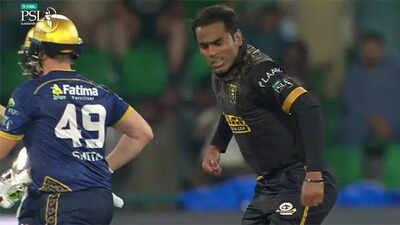 Drama in PSL! Steve Smith loses cool, smashes bat in dressing room after fiery send-off – Watch | Cricket News – The Times of India