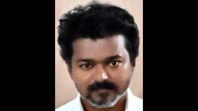 Vijay offers prayers at Shirdi temple