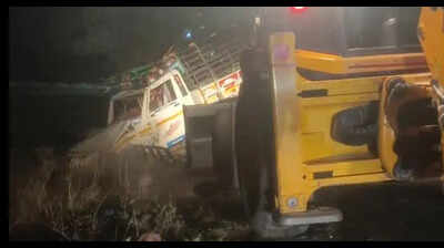 12 killed as overloaded pickup overturns, crashes into SUV in Dhar