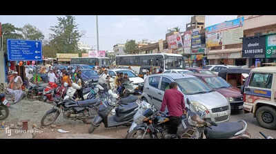Former CRPF jawan’s death in traffic snarl turns attention to haphazard parking in Alandi