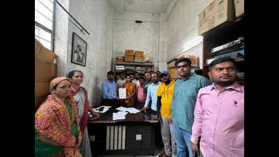 Ravet, Kiwale residents, corporator meet MSEDCL officials over frequent power cuts