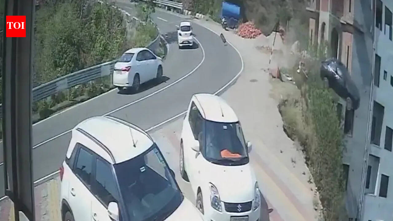 2 dead as car plunges into 150-foot-deep gorge in Himachal Pradesh