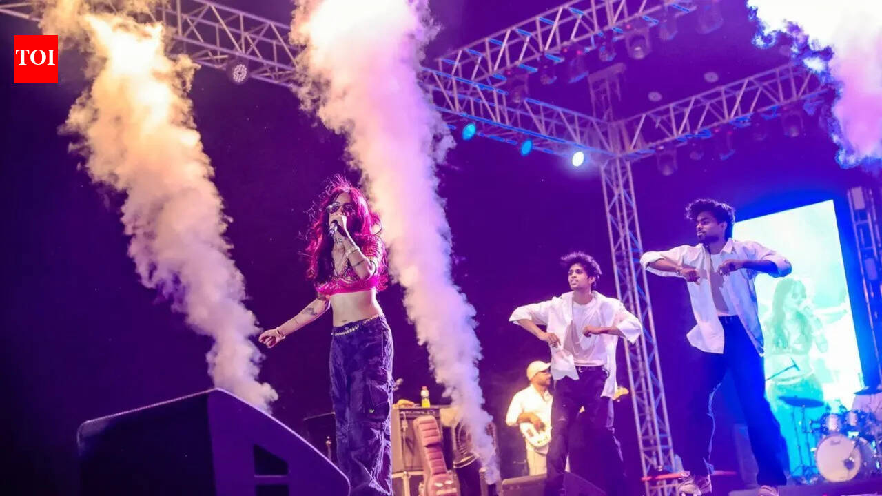 'North Campus ki ladki' Rashmeet gets Hindu College students grooving