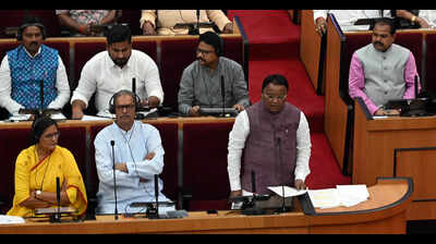 CM Majhi, Naveen spar as quota debate triggers political face-off