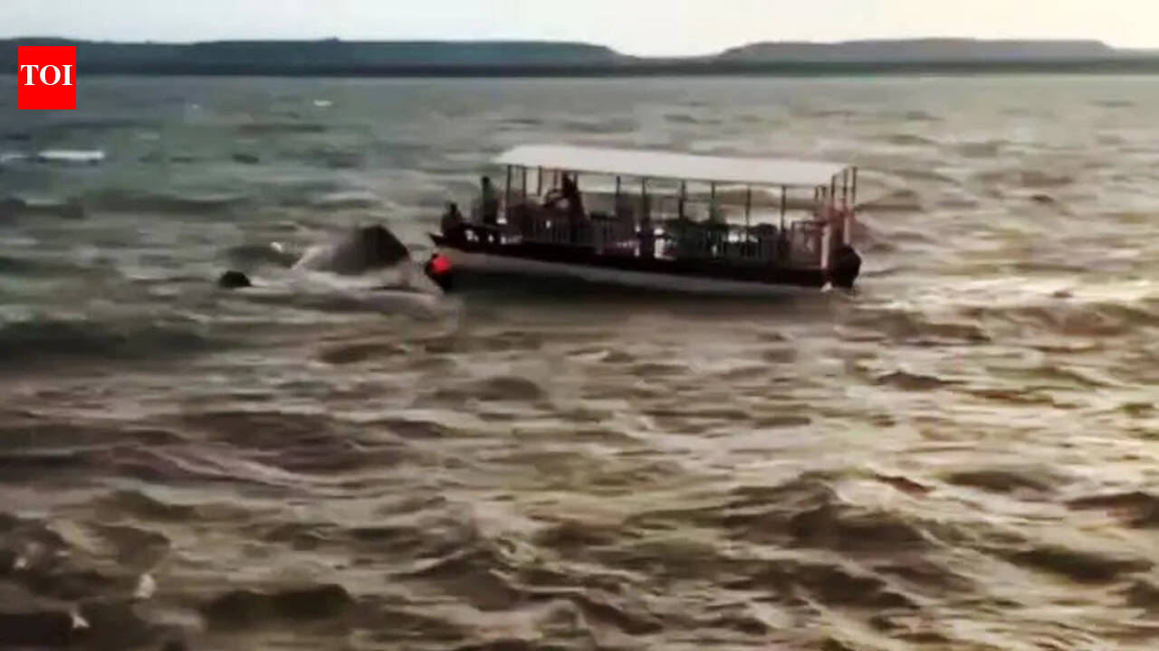 4 dead, 17 missing as cruise boat capsizes in MP dam