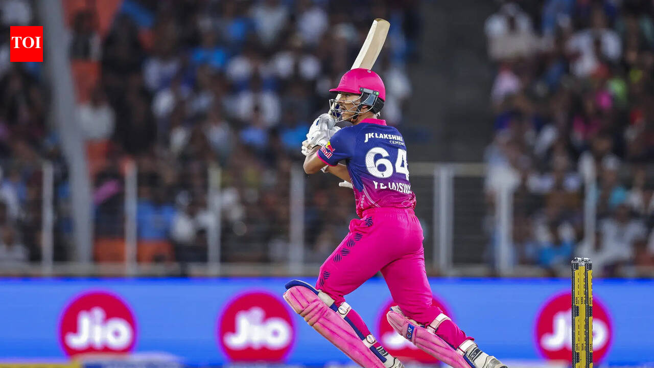 RR vs DC Live: Mitchell Starc strikes in first over, Yashasvi Jaiswal falls