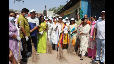 Day after staying away from deputy mayor polls on med grounds, Gurgaon mayor shows up at civic event