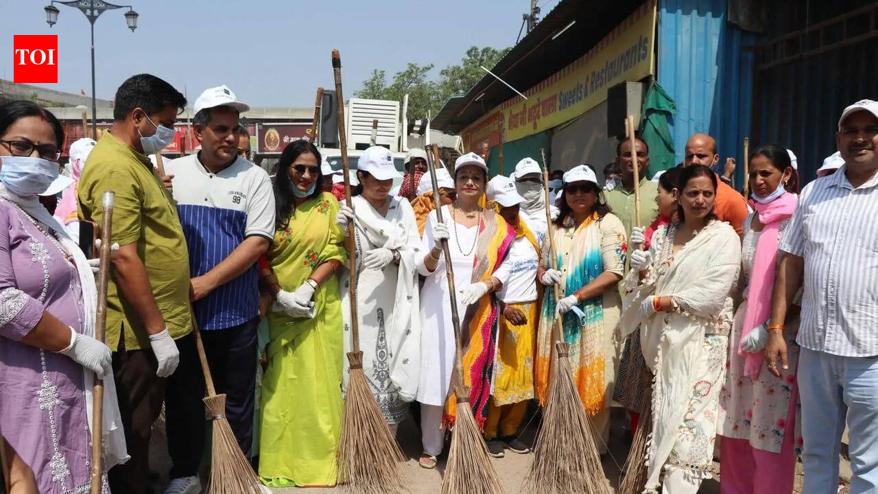 Day after staying away from deputy mayor polls on med grounds, Gurgaon mayor shows up at civic event