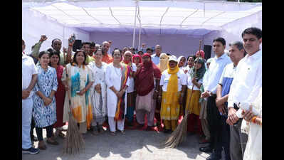 Day after staying away from deputy mayor polls on med grounds, Gurgaon mayor shows up at civic event