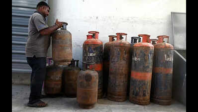 Commercial LPG Surges Past ₹3000, Hotels Warn Of Price Hike Impact | Watch